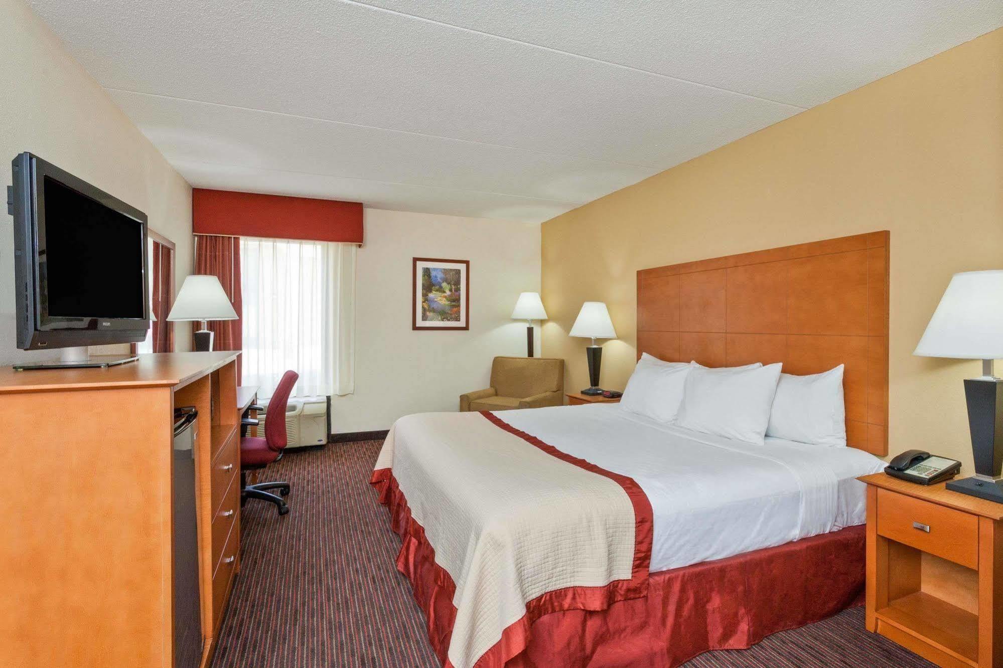 Baymont By Wyndham Southfield/Detroit Hotel Exterior photo