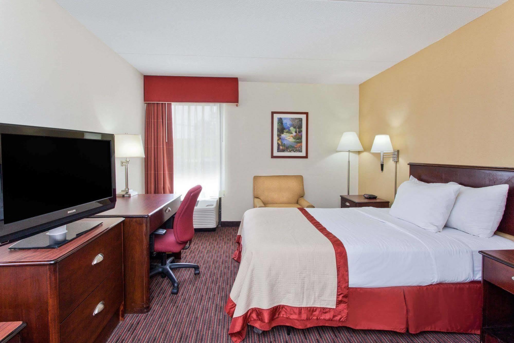 Baymont By Wyndham Southfield/Detroit Hotel Exterior photo